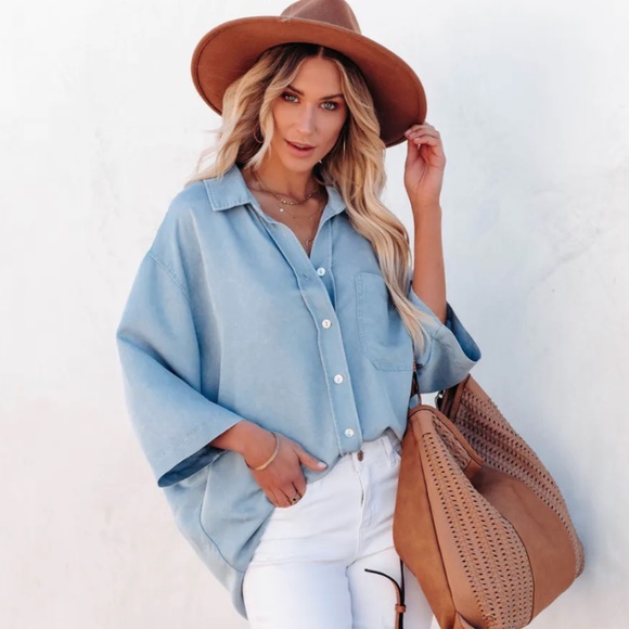 Vici Tops - VICI MIRIELLE COTTON BLEND CHAMBRAY BUTTON DOWN TOP - LIGHT WASH
